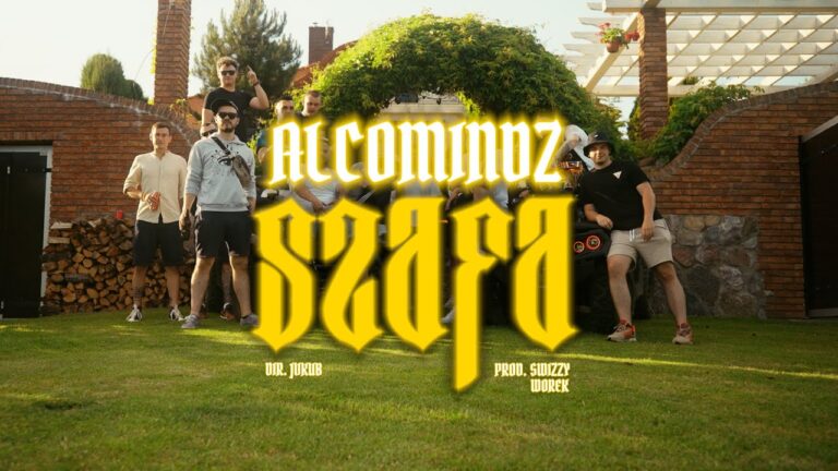 Grupa młodych mężczyzn pozuje na podwórku podczas nagrania teledysku rapowego „Szafa” od Alcominuz