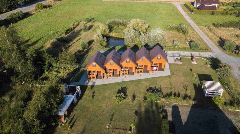 Zespół drewnianych domków letniskowych – ujęcie z drona