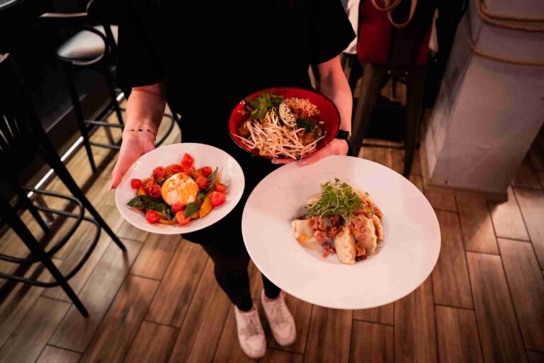 Trzy talerze z daniami – zdjęcie promocyjne restauracji