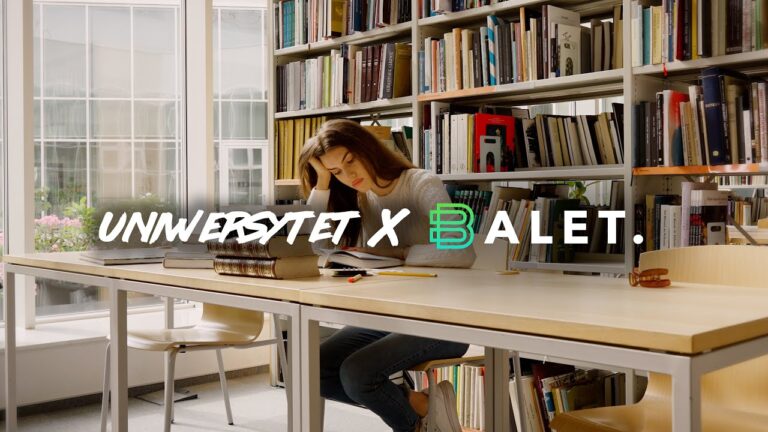 Studentka czytająca książki w bibliotece – kadr z reklamy edukacyjnej