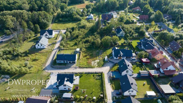 Widok z lotu ptaka na zabudowę jednorodzinną – fotografia z drona, Podlasie